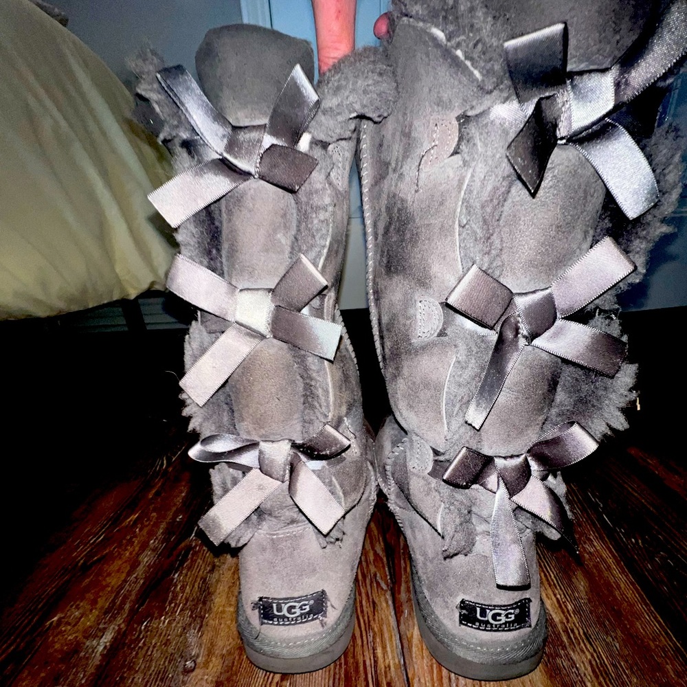 UGG Lace up boot gray color
